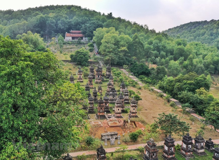 La pagoda de Bo Da, también llamada Bo, se sitúa en la montaña de Phuong Hoang de la provincia norteña de Bac Giang. Una de los atractivos de esta pagoda es el jardín de las torres, que se inclina a la altura del monte Bo Da en un área de casi ocho mil metros cuadrados, donde se guardan las reliquias budistas, entre ellas las cenizas del cuerpo incinerado de los maestros de la escuela zen Truc Lam. A pesar del traspaso del tiempo, la pagoda de Bo Da, ubicada en la provincia norvietnamita de Bac Giang, es uno de los pocos templos budistas que aún conservan las características arquitectónicas antiguas del país. (Foto: Vietnam+)