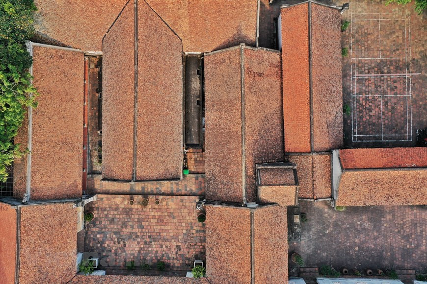 La entrada a la pagoda se pavimenta con piedra de sal con varios tamaños diferentes, lo que muestra la arquitectura de la dinastía Nguyen. Lo especial es que las paredes se construyen con porcelana, lo que crea una apariencia serena típica de la ruralidad norteña de Vietnam. Se usaron rocas de montaña, ladrillos y arcilla para construir un muro largo alrededor del conjunto de torres, creando una apariencia serena para el jardín. La pagoda es también uno de los principales centros budistas de la secta budista de Truc Lam perteneciente a la escuela zen. También figura entre los sitios de culto que aún conservan la arquitectura tradicional vietnamita original. La pagoda constituye un espacio de cultor muy popular en Vietnam para los vietnamitas. En los días del primero y el quinto, según calendario lunar, habitantes suelen recorrer por este sitio sagrado para rendir culto y recordar a los antepasados (Foto: Vietnam+)