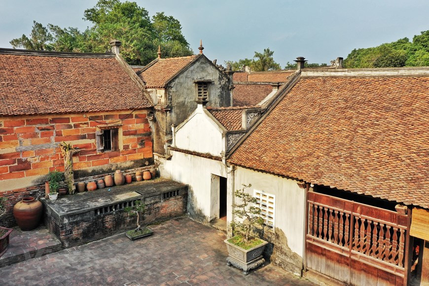 La pagoda es también uno de los principales centros budistas de la secta budista de Truc Lam perteneciente a la escuela zen. También figura entre los sitios de culto que aún conservan la arquitectura tradicional vietnamita original. Actualmente, la pagoda Bo Da aún posee muchos documentos valiosos y objetos antiguos de gran valor en términos de cultura, historia, arquitectura y arte. Se usaron rocas de montaña, ladrillos y arcilla para construir un muro largo alrededor del conjunto de torres, creando una apariencia serena para el jardín. Con alrededor de 100 torres, el lugar se considera una de las pagodas antiguas más grandes y hermosas de Vietnam. Las torres son el lugar de descanso de más de mil monjes que han practicado en el templo a lo largo de los períodos históricos. (Foto: Vietnam+)