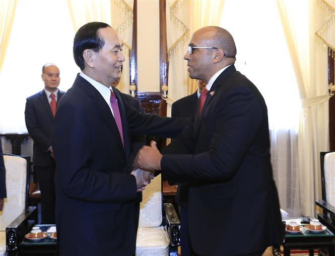 Las relaciones entre Vietnam y Cuba son lazos especiales y ejemplares, reafirmó el presidente del país sudesteasiático, Tran Dai Quang al recibir hoy en Hanoi al saliente embajador de la nación latinoamericana, Herminio López Díaz (Fuente: VNA)