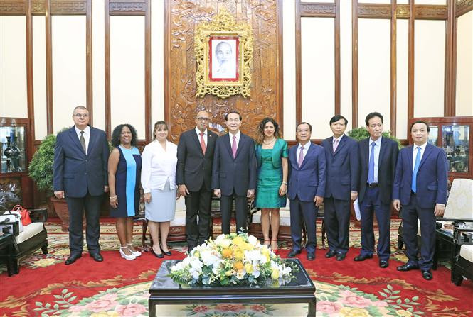 Las relaciones entre Vietnam y Cuba son lazos especiales y ejemplares, reafirmó el presidente del país sudesteasiático, Tran Dai Quang al recibir hoy en Hanoi al saliente embajador de la nación latinoamericana, Herminio López Díaz (Fuente: VNA)