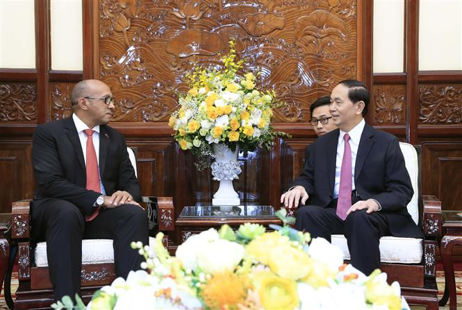 Las relaciones entre Vietnam y Cuba son lazos especiales y ejemplares, reafirmó el presidente del país sudesteasiático, Tran Dai Quang al recibir hoy en Hanoi al saliente embajador de la nación latinoamericana, Herminio López Díaz (Fuente: VNA)