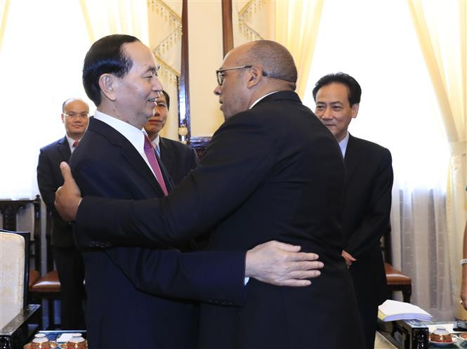Las relaciones entre Vietnam y Cuba son lazos especiales y ejemplares, reafirmó el presidente del país sudesteasiático, Tran Dai Quang al recibir hoy en Hanoi al saliente embajador de la nación latinoamericana, Herminio López Díaz (Fuente: VNA)