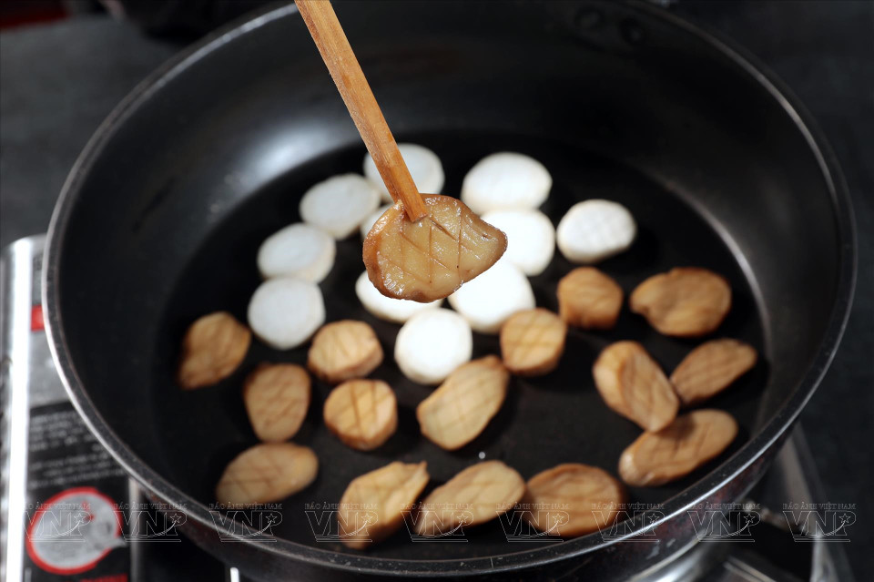 Las setas cardo se cortan en trozos pequeños y luego se fríen. (Foto: Revista Vietnam)