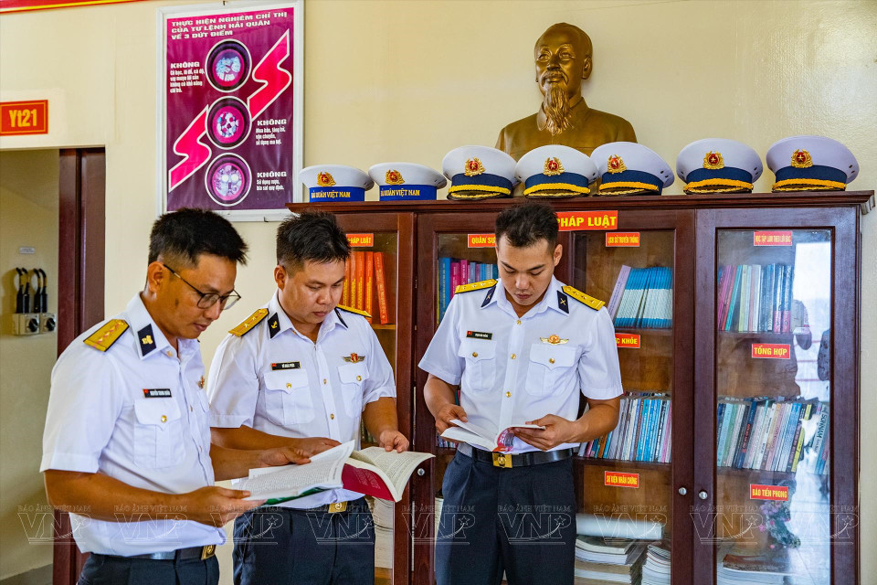 Actualmente, la plataforma cuenta con muchos libros y periódicos para satisfacer las necesidades de aprendizaje y entretenimiento de los soldados. (Foto: Revista Ilustrada de Vietnam)