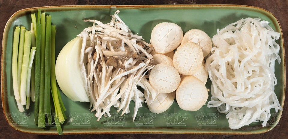 Los ingredientes del Pho vegetariano incluyen fideos de arroz, cebollitas de cambray y champiñones de Pleurotus eryngii (seta de cardo) y de Pleurotus ostreatus (seta de ostra), entre otros. (Foto: Revista Vietnam)