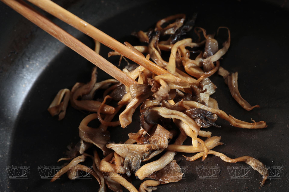 Las setas de ostra se trituran y se fríen. (Foto: Revista Vietnam)