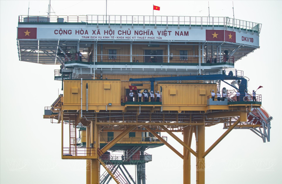 Los oficiales y soldados de la plataforma DK1/18 dan la bienvenida a un grupo de trabajo a la plataforma. (Foto: Revista Ilustrada de Vietnam)