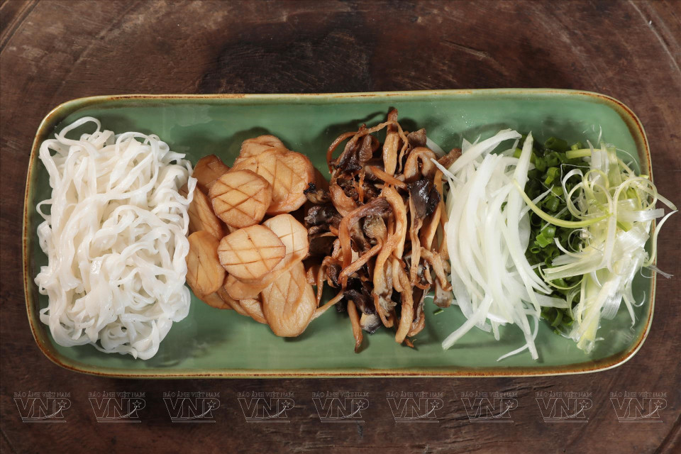Los ingredientes de fideos de arroz, cebollitas de cambray y los champiñones están precocidos. (Foto: Revista Vietnam)