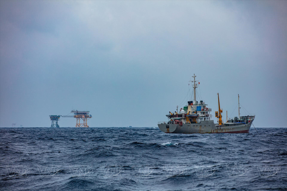 Los barcos vietnamitas en los márgenes de la plataforma DK1 parecen cinturones de acero en el mar, para proteger la soberanía nacional. (Foto: Revista Ilustrada de Vietnam)