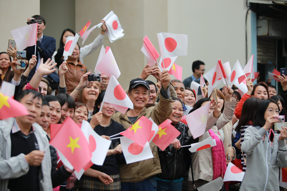 El Emperador y la Emperatriz de Japón realizaron esta mañana una visita al Templo de la Literatura. Cientos de personas estuvieron presentes desde muy temprano para saludarlos. (Fuente: VNA)