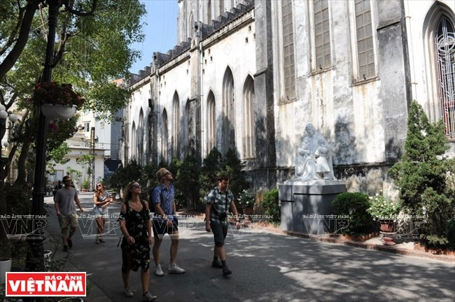 Turistas caminando en la iglesia (Fuente: VNA)