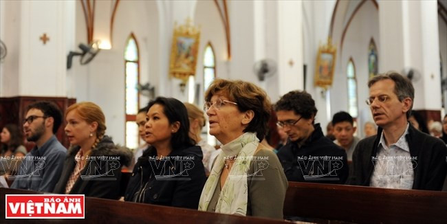 Turistas extranjeras en la iglesia (Fuente: VNA)