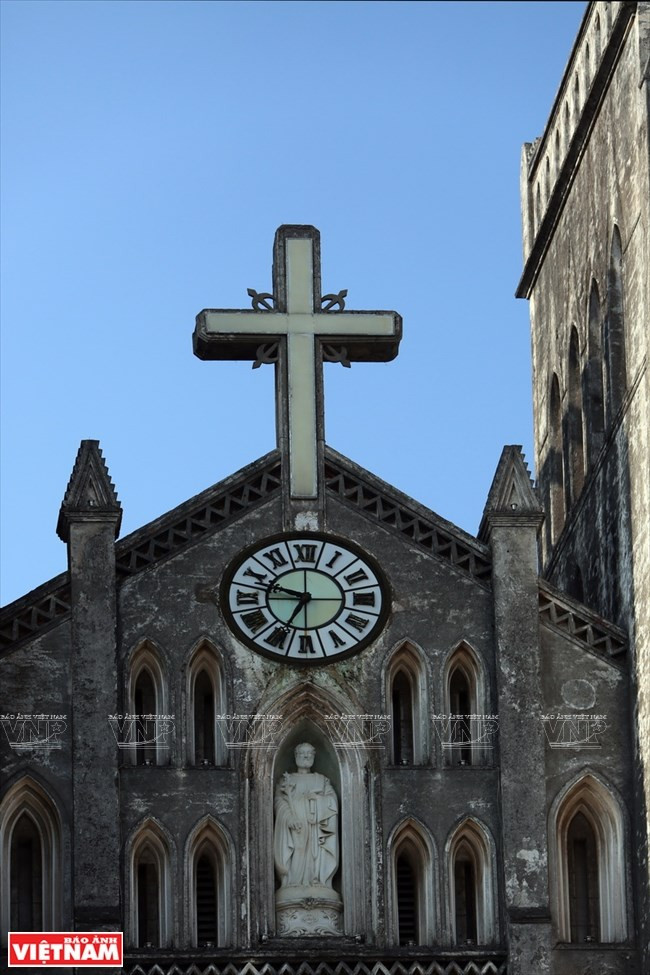 La Cruz de piedra y el reloj sobre el techo de la iglesia (Fuente: VNA)