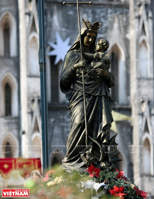 Una estatua en el jardín de flores en la iglesia (Fuente: VNA)