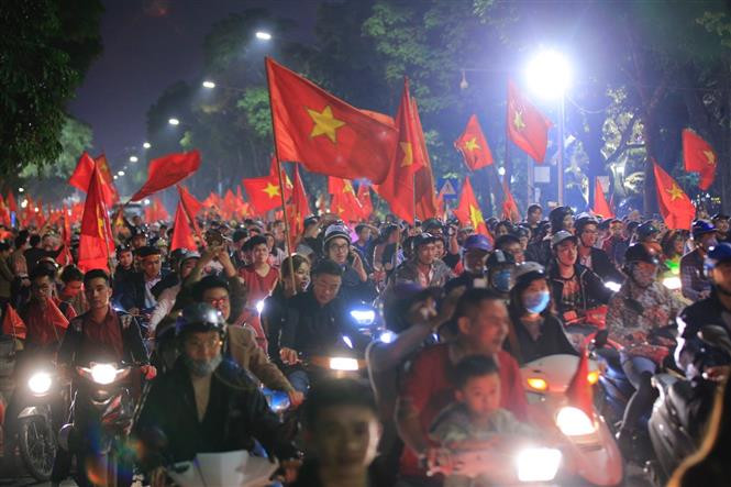 Así enloquecieron fanáticos vietnamitas con la victoria de la selección de fútbol sub23 (Fuente: VNA)