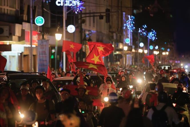 Así enloquecieron fanáticos vietnamitas con la victoria de la selección de fútbol sub23 (Fuente: VNA)