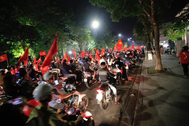 Así enloquecieron fanáticos vietnamitas con la victoria de la selección de fútbol sub23 (Fuente: VNA)