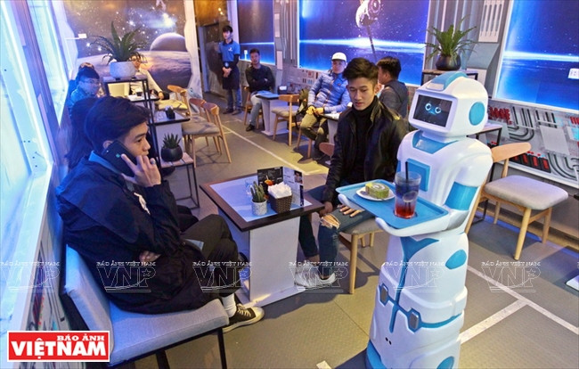 Con el deseo de llevar una nueva tendencia a los clientes, el dueño de la cafetería Robotcafe construyó un robot que funge como mesero, llamado Mortar.
