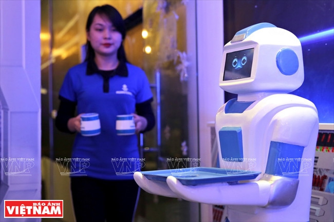 Mortar mide 1,3 metros de alto y pesa 20 kilogramos, es capaz de funcionar durante 15 horas, realiza la mayor parte del trabajo de un camarero, como llevar bebidas a los clientes, e incluso los invita a recoger sus pedidos con palabras. 