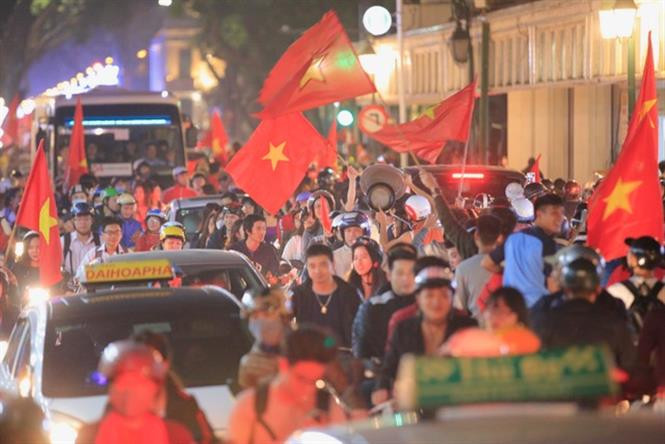 Así enloquecieron fanáticos vietnamitas con la victoria de la selección de fútbol sub23 (Fuente: VNA)