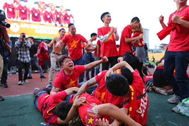 Así enloquecieron fanáticos vietnamitas con la victoria de la selección de fútbol sub23 (Fuente: VNA)