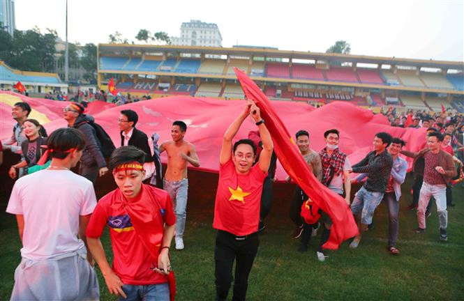 Así enloquecieron fanáticos vietnamitas con la victoria de la selección de fútbol sub23 (Fuente: VNA)