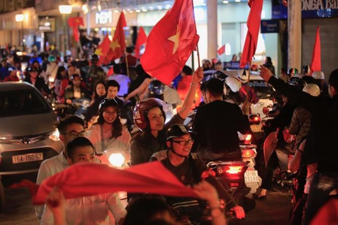 Así enloquecieron fanáticos vietnamitas con la victoria de la selección de fútbol sub23 (Fuente: VNA)