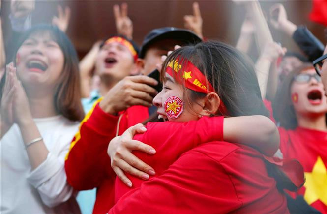 Así enloquecieron fanáticos vietnamitas con la victoria de la selección de fútbol sub23 (Fuente: VNA)