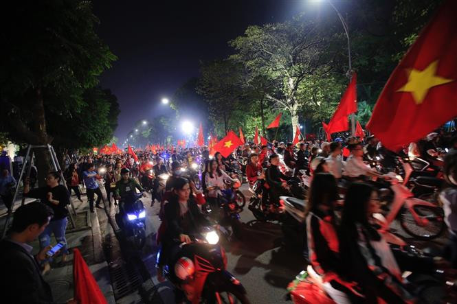 Así enloquecieron fanáticos vietnamitas con la victoria de la selección de fútbol sub23 (Fuente: VNA)