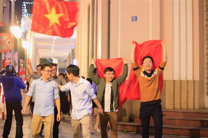 Así enloquecieron fanáticos vietnamitas con la victoria de la selección de fútbol sub23 (Fuente: VNA)