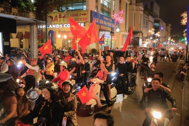 Así enloquecieron fanáticos vietnamitas con la victoria de la selección de fútbol sub23 (Fuente: VNA)