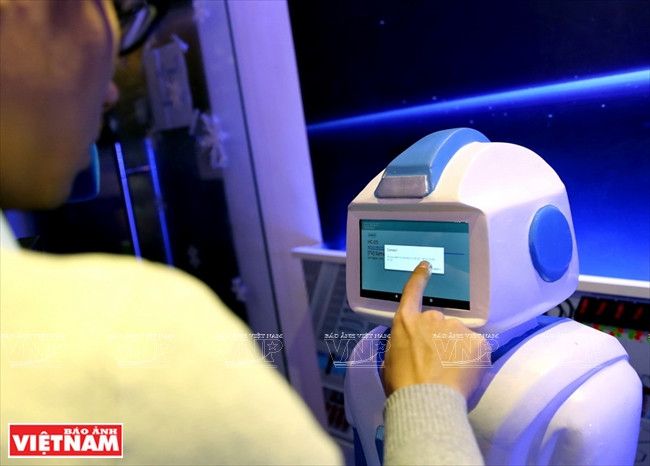 Se ingresa el número de la mesa en el sistema de comando del robot.