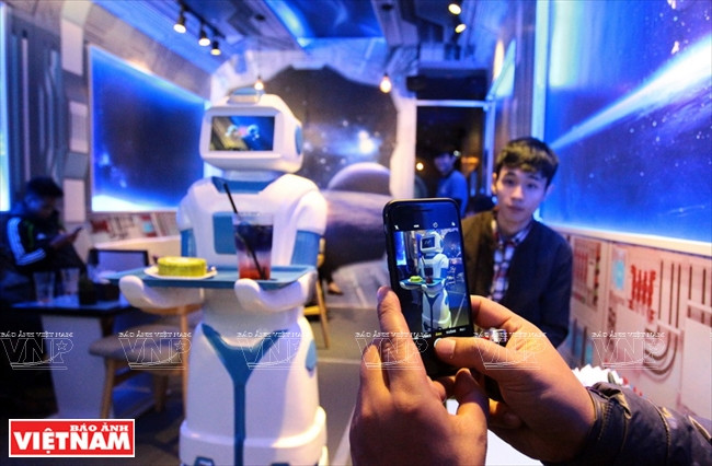 Robotcafe inspira a los jóvenes en la creatividad tecnológica. 