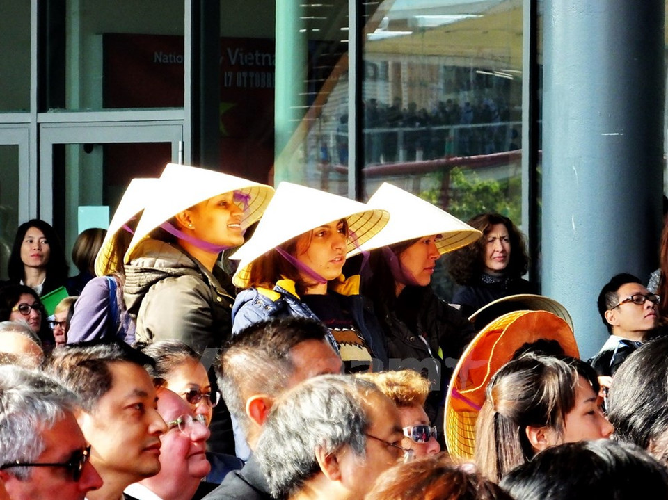 Amigos internacionales con sombreros cónicos (Fuente: VNA)