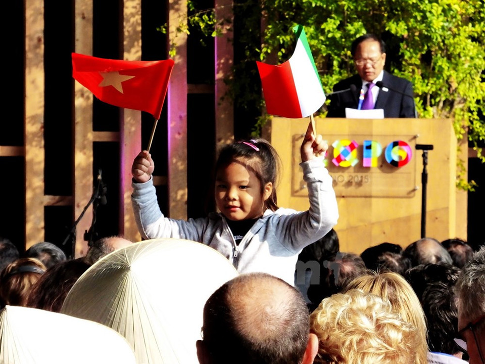 Niña con las banderas de Vietnam e Italia (Fuente: VNA)