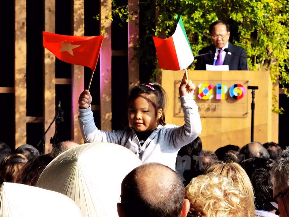 Niña con las banderas de Vietnam e Italia (Fuente: VNA)