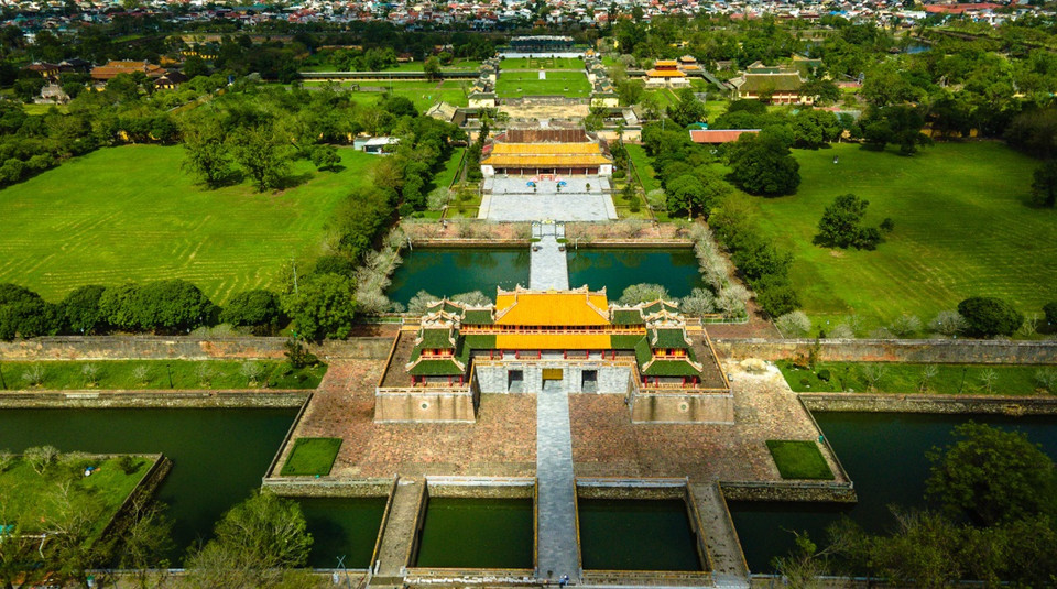 Vista panorámica de la Ciudad Prohibida de la ciudadela imperial de Hue desde el asta de la bandera. Se trata del centro de las actividades diarias de los reyes y la familia real de la dinastía Nguyen. La obra se construyó en 1804. Con casi 200 años, la Ciudad Prohibida constituye hoy una atracción turística tanto para viajeros nacionales como extranjeros. (Foto: VnExpress)