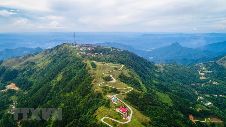 Desde el período del colonialismo francés, Mau Son se ha convertido en un famoso destino turístico de la región septentrional gracias a su clima fresco. En la foto: El camino a la cima de Mau Son. (Foto: VNA)