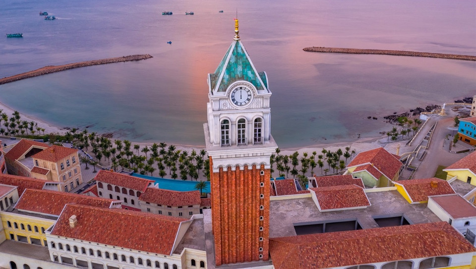 La torre del reloj de Central Village (aldea central) se ubica en el centro del pueblo mediterráneo. Con una altura de hasta 75 metros, la obra está inspirada en el icónico campanario italiano Campanile de San Marcos. (Foto: Sun Group)