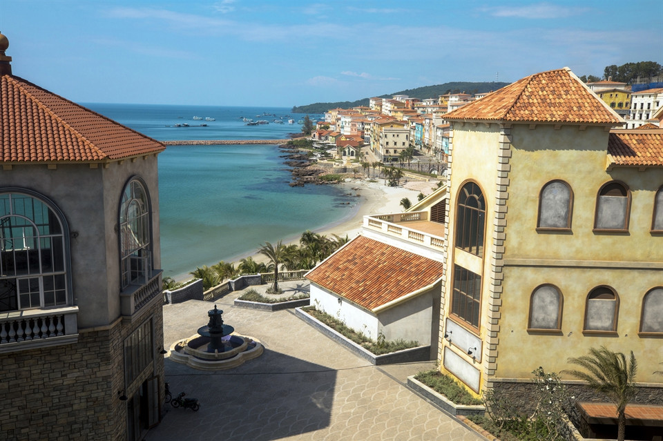 Las casas comerciales en este pueblo se han convertido en un lugar para acoger conciertos de Nochevieja y lanzamiento de fuegos artificiales para dar la bienvenida al Año Nuevo. (Foto: VNA)
