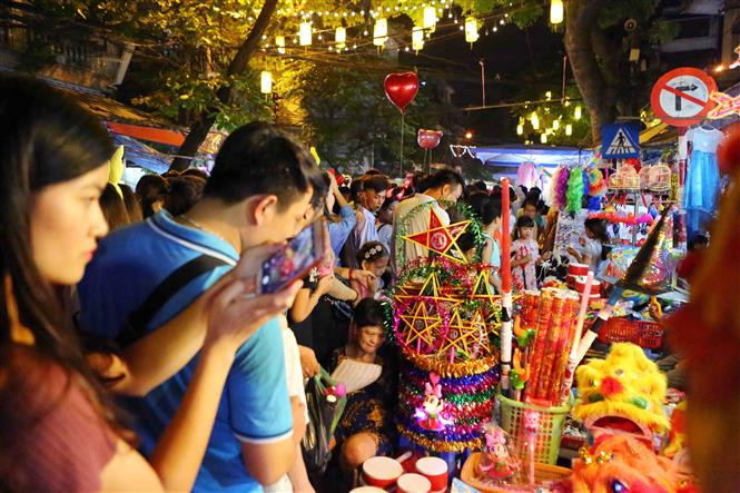 Hanoienses festejan Fiesta del Medio Otoño en Casco antiguo (Fuente: VNA)