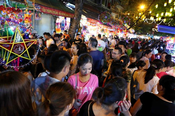 Hanoienses festejan Fiesta del Medio Otoño en Casco antiguo (Fuente: VNA)