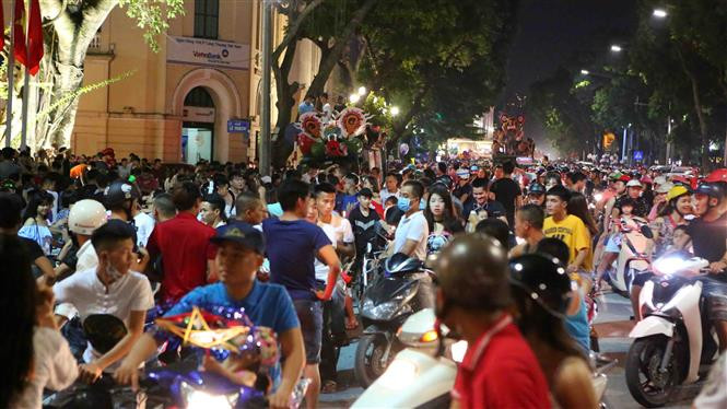 Hanoienses festejan Fiesta del Medio Otoño en Casco antiguo (Fuente: VNA)