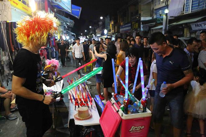 Hanoienses festejan Fiesta del Medio Otoño en Casco antiguo (Fuente: VNA)