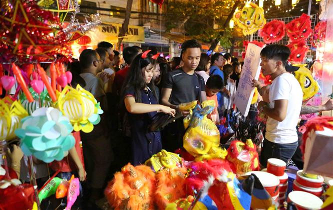 Hanoienses festejan Fiesta del Medio Otoño en Casco antiguo (Fuente: VNA)