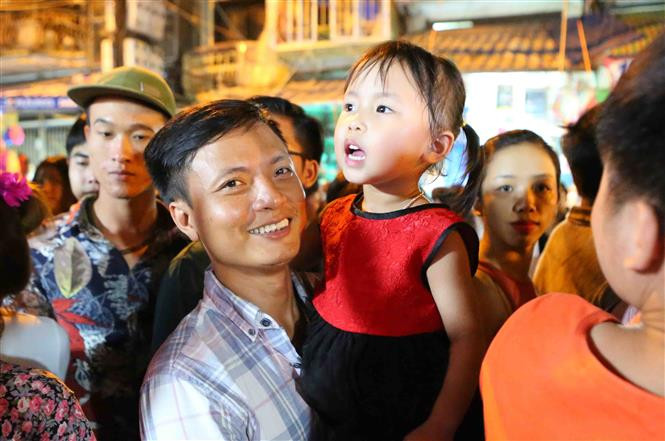 Hanoienses festejan Fiesta del Medio Otoño en Casco antiguo (Fuente: VNA)