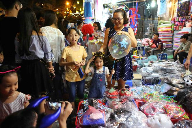 Hanoienses festejan Fiesta del Medio Otoño en Casco antiguo (Fuente: VNA)