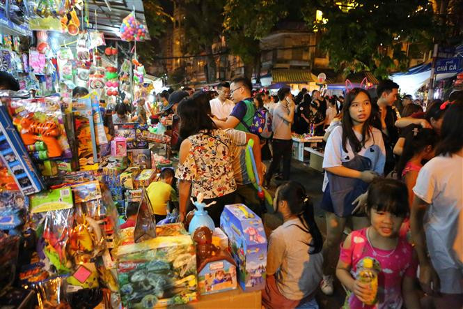 Hanoienses festejan Fiesta del Medio Otoño en Casco antiguo (Fuente: VNA)