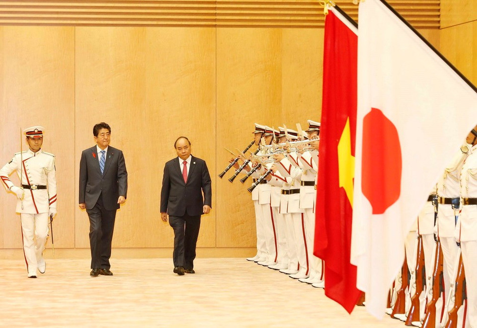 El primer ministro de Vietnam, Nguyen Xuan Phuc, y su homólogo japonés, Shinzo Abe (Fuente: VNA)